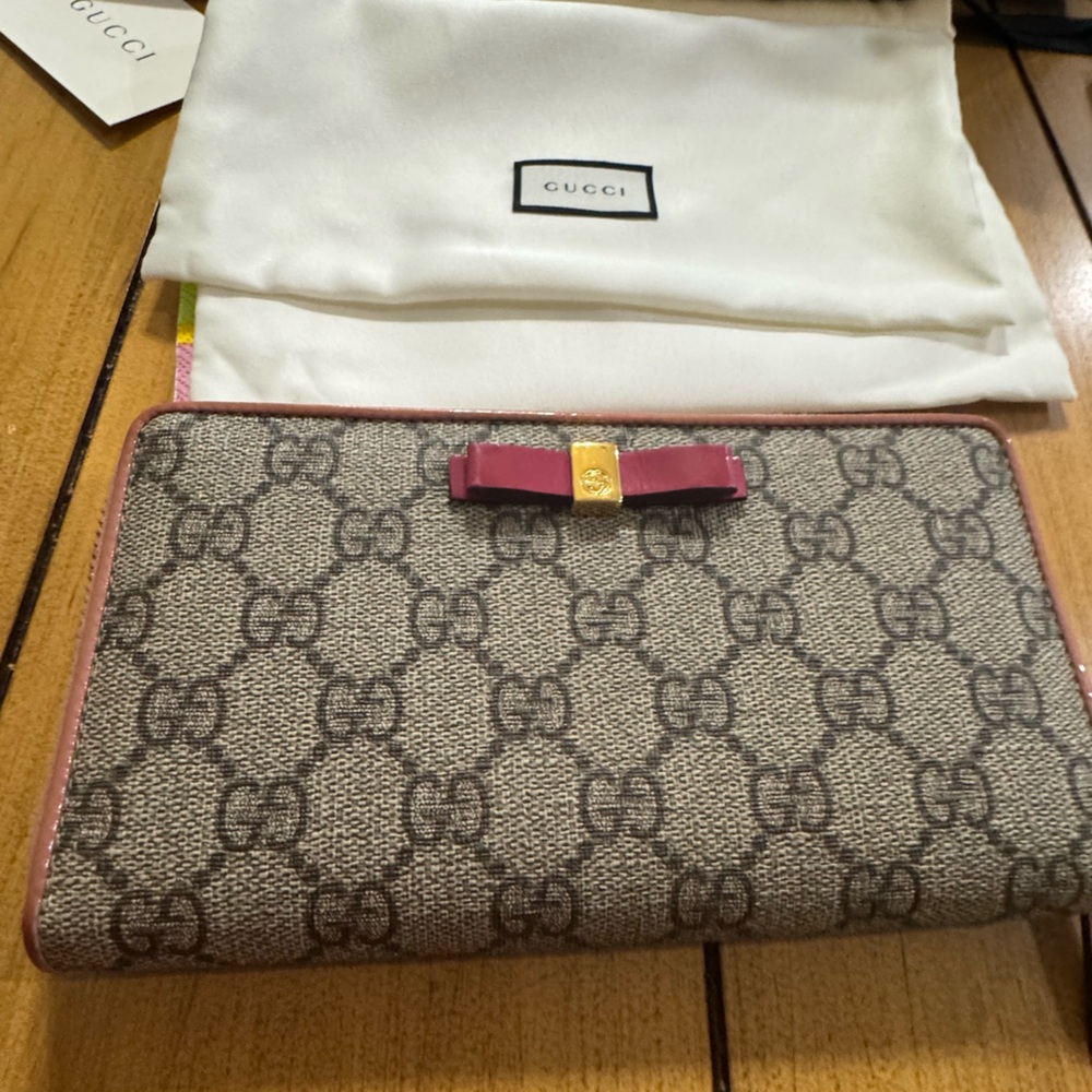 Gucci 🎀 Wallet with Iconic Monogram with dust bag & box coa